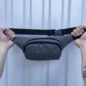 Фото - Базова чоловіча сумка-бананка Intruder сірого кольору - Men box