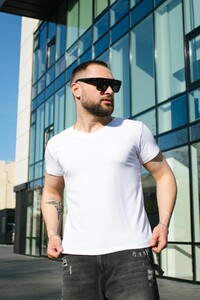 Фото - Однотонная хлопковая футболка Intruder белого цвета - Men box