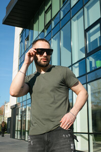 Фото - Футболка на кожен день від Intruder у кольорі хакі - Men box