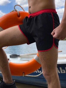 Фото - Пляжные шорты Intruder черного цвета с красной окантовкой - Men box