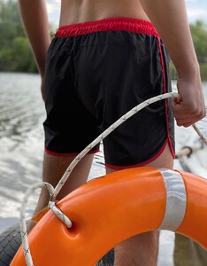 Фото - Пляжные шорты Intruder черного цвета с красной окантовкой - Men box