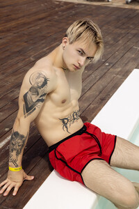 Фото - Чоловічі пляжні шорти Intruder червоні з чорним кантом - Men box