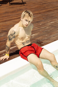 Фото - Чоловічі пляжні шорти Intruder червоні з чорним кантом - Men box