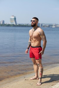 Фото - Чоловічі пляжні шорти Intruder червоні з чорним кантом - Men box