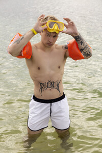 Фото - Білі шорти для пляжу Intruder з чорною окантовкою - Men box