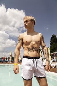 Фото - Білі шорти для пляжу Intruder з чорною окантовкою - Men box