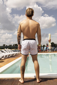 Фото - Білі шорти для пляжу Intruder з чорною окантовкою - Men box