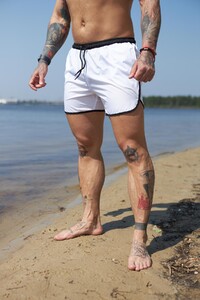 Фото - Білі шорти для пляжу Intruder з чорною окантовкою - Men box