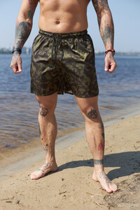 Фото - Камуфляжные шорты для пляжа от Intruder зеленого цвета - Men box