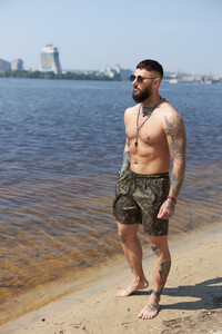 Фото - Камуфляжные шорты для пляжа от Intruder зеленого цвета - Men box