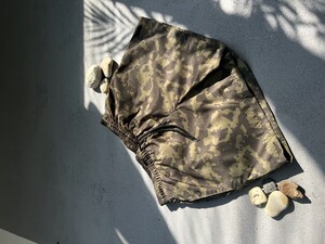 Фото - Камуфляжные шорты для пляжа от Intruder зеленого цвета - Men box