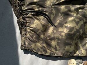 Фото - Камуфляжные шорты для пляжа от Intruder зеленого цвета - Men box