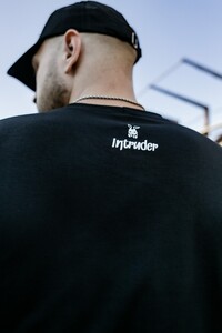 Фото - Повсякденна футболка Intruder з білим принтом Bunny - Men box