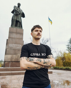 Фото - Патриотическая мужская футболка Intruder с надписью "Cлава ЗСУ" - Men box