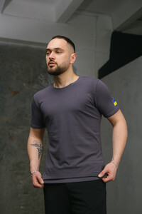 Фото - Чоловіча патріотична футболка кольору графіт Intruder з прапором на плечі - Men box