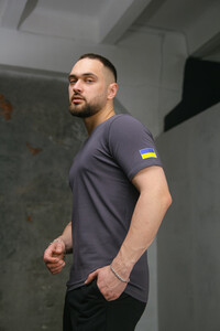 Фото - Чоловіча патріотична футболка кольору графіт Intruder з прапором на плечі - Men box