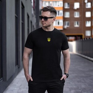 Фото - Чорна патріотична футболка з жовтим гербом від Pobedov Peremoga - Men box