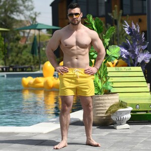 Фото - Шорты мужские Pobedov Pool day однотонные желтого цвета - Men box