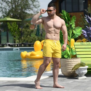 Фото - Шорты мужские Pobedov Pool day однотонные желтого цвета - Men box