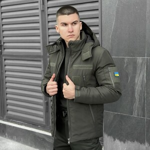 Фото - Зимова куртка Pobedov Winter Jacket Motive кольору хакі - Men box