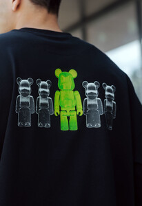 Фото - Футболка с фигурками Bearbrick Staff bearb oversize - Men box
