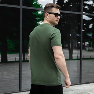 Фото - Футболка Pobedov Peremoga цвета хаки с текстовым принтом - Men box