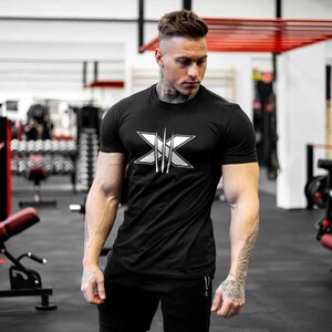 Фото - Футболка черного цвета бренда Alpha для фитнеса - Men box