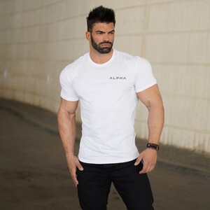 Фото - Белая футболка от бренда Alpha для занятий спортом - Men box