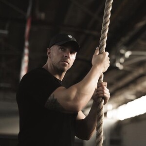 Фото - Чорна однотонна футболка від Alpha для фітнесу - Men box