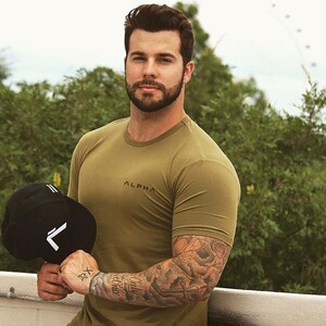 Фото - Однотонная футболка от бренда Alpha в зеленом цвете - Men box