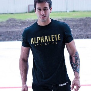 Фото - Чорна футболка для чоловіків Alpha з золотистим написом - Men box