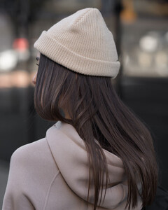 Фото - Светло-бежевая женская шапка Staff light beige - Men box