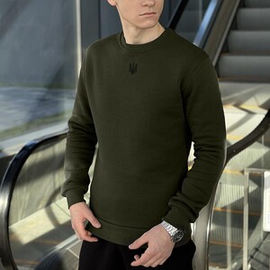 Фото - Теплий світшот Pobedov "Герб" (вишивка). Колір: темний хакі - Men box