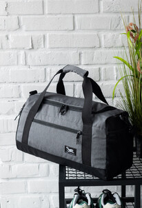 Фото - Практическая спортивная сумка Staff gray серого цвета - Men box