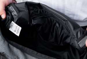 Фото - Практическая спортивная сумка Staff gray серого цвета - Men box