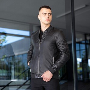 Фото - Кожаная куртка для мужчин Pobedov Orbit черного цвета - Men box