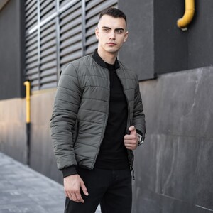 Фото - Чоловічий стьобаний бомбер Pobedov Povezlo кольору хакі - Men box