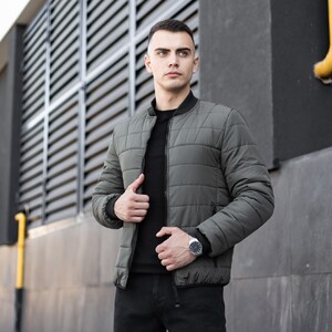 Фото - Чоловічий стьобаний бомбер Pobedov Povezlo кольору хакі - Men box