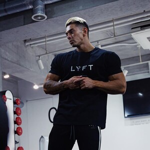 Фото - Брендированная футболка от Lyft в черном цвета - Men box