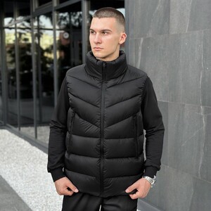 Фото - Демісезонна жилетка Pobedov Puffer чорного кольору - Men box