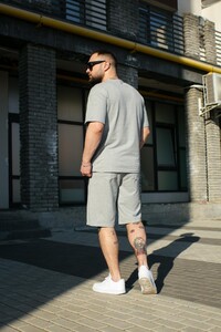 Фото - Однотонный повседневный костюм Intruder Player в сером цвете - Men box