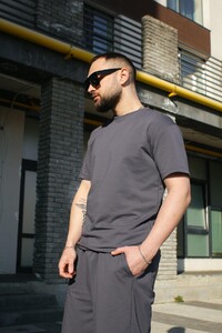 Фото - Темно-серый мужской костюм от бренда Intruder Player - Men box