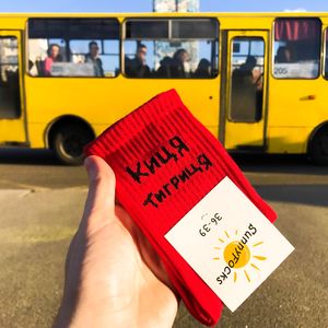 Фото - Високі жіночі шкарпетки Sunny Focks червоні "Киця Тигриця - Мяу" - Men box
