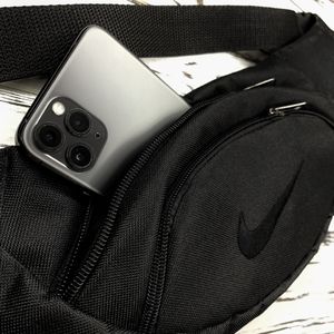 Фото - Поясная сумка с фирменным логотипом. Цвет: черный - Men box