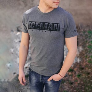 Фото - Чоловіча спортивна футболка бренду Ice Man сірого кольору - Men box