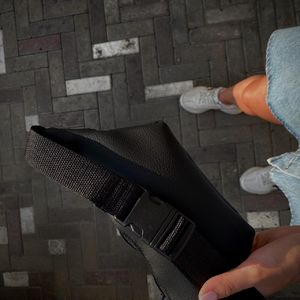 Фото - Бананка Intruder с тисненым логотипом. Цвет: черный - Men box