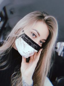 Фото - Жіноча маска з бежевого оксамиту з чорними стразами - Men box