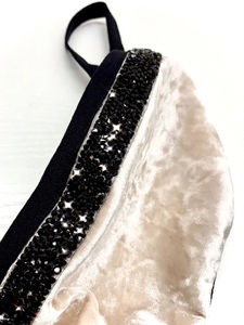 Фото - Жіноча маска з бежевого оксамиту з чорними стразами - Men box