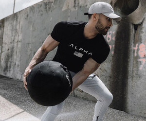 Фото - Футболка для спорту від бренду Alpha чорного кольору - Men box