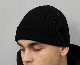 Фото - Однотонная черная шапка Staff 3 black - Men box